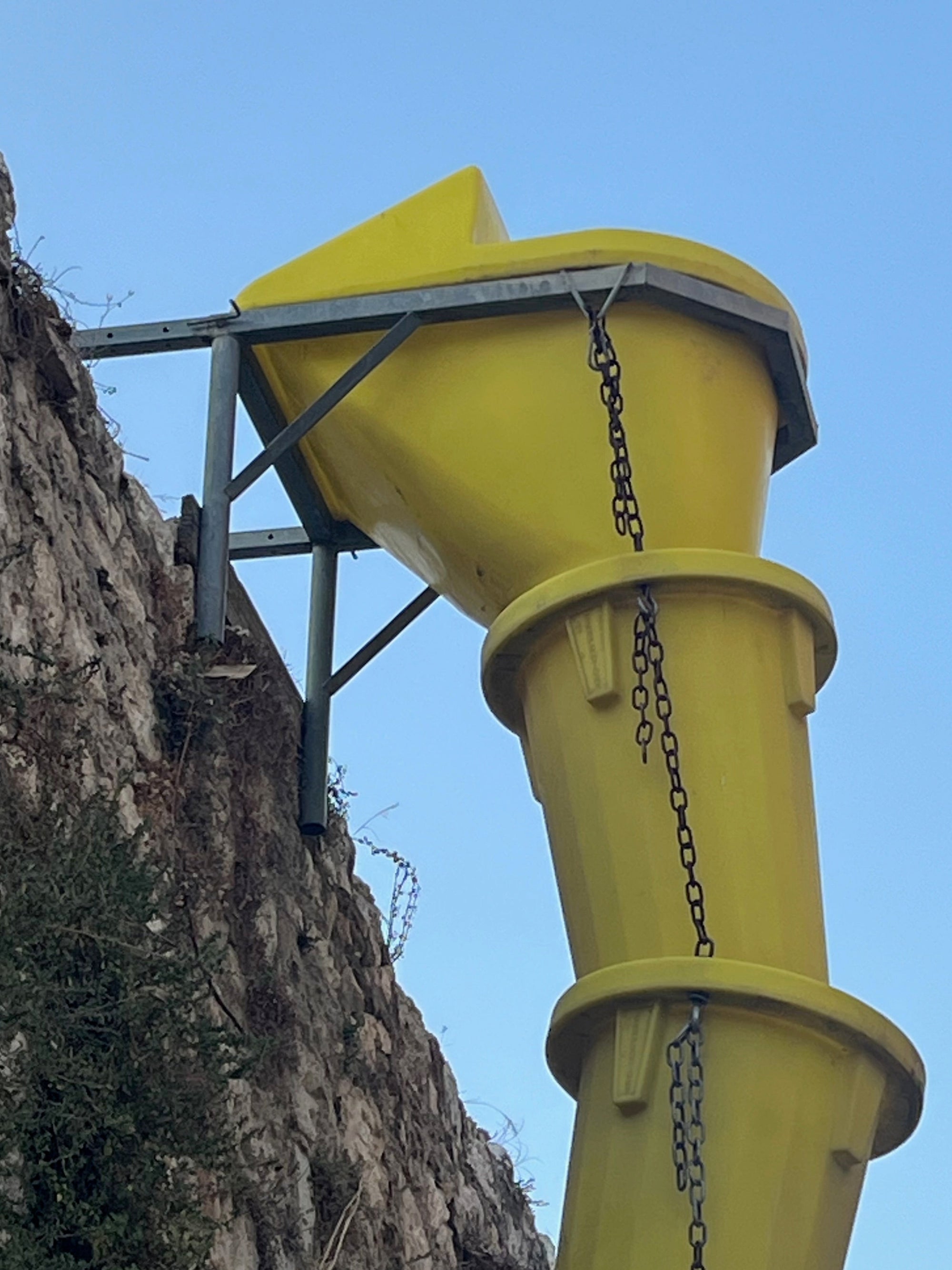 Kovinski okvir za pritrditev (1 kos)